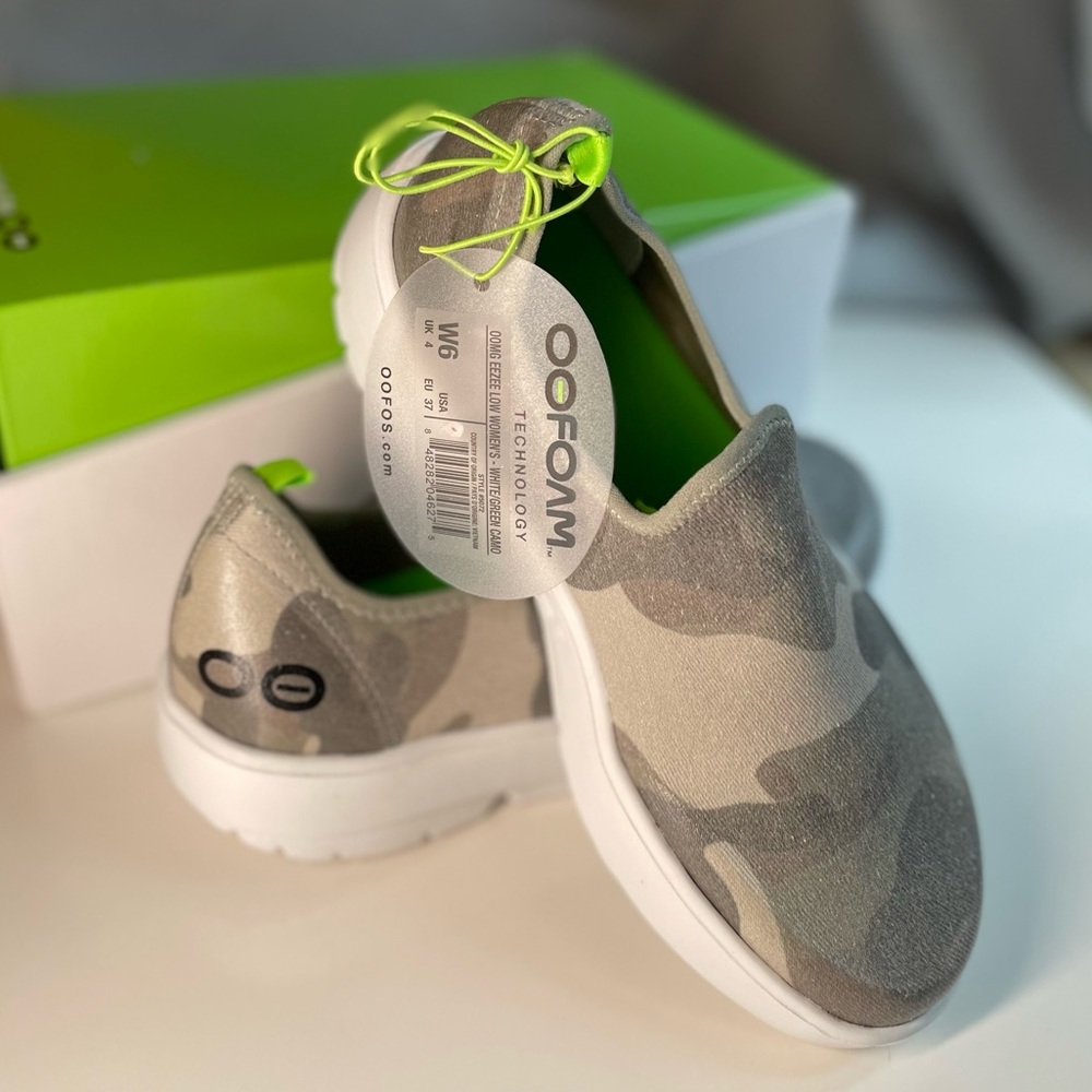 NWT OOFOS OOmg eeZee white and green camo slip on shoe